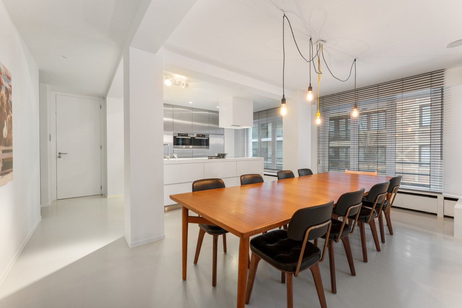 Stijlvol gerenoveerd hoekappartement met loftgevoel, ideaal gelegen aan de Dumortierlaan nabij de Zeedijk foto 3