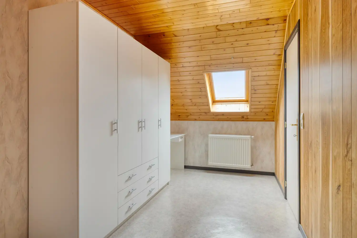 Halfopen bouwgrond met goed ingerichte dubbele garage foto 14