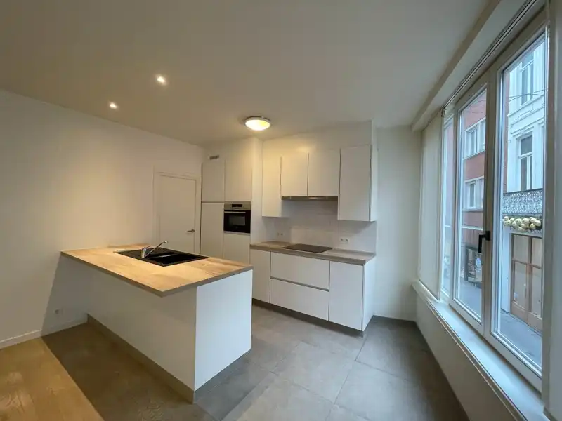 Instapklaar 2-slaapkamer appartement in hartje Kortrijk! foto 6