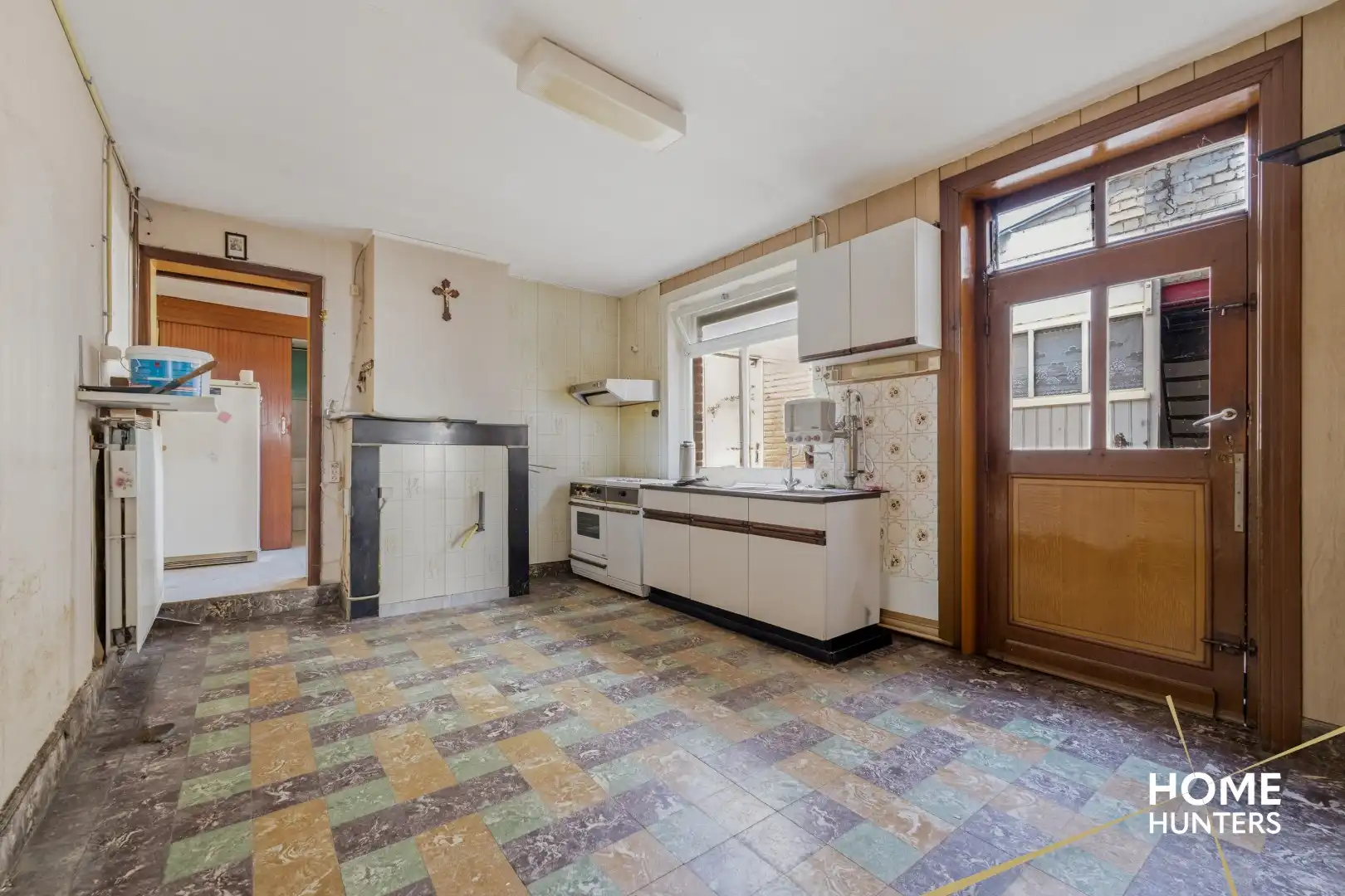 Veelzijdige eigendom met te renoveren woning en twee ruime loodsen in Langemark foto 6