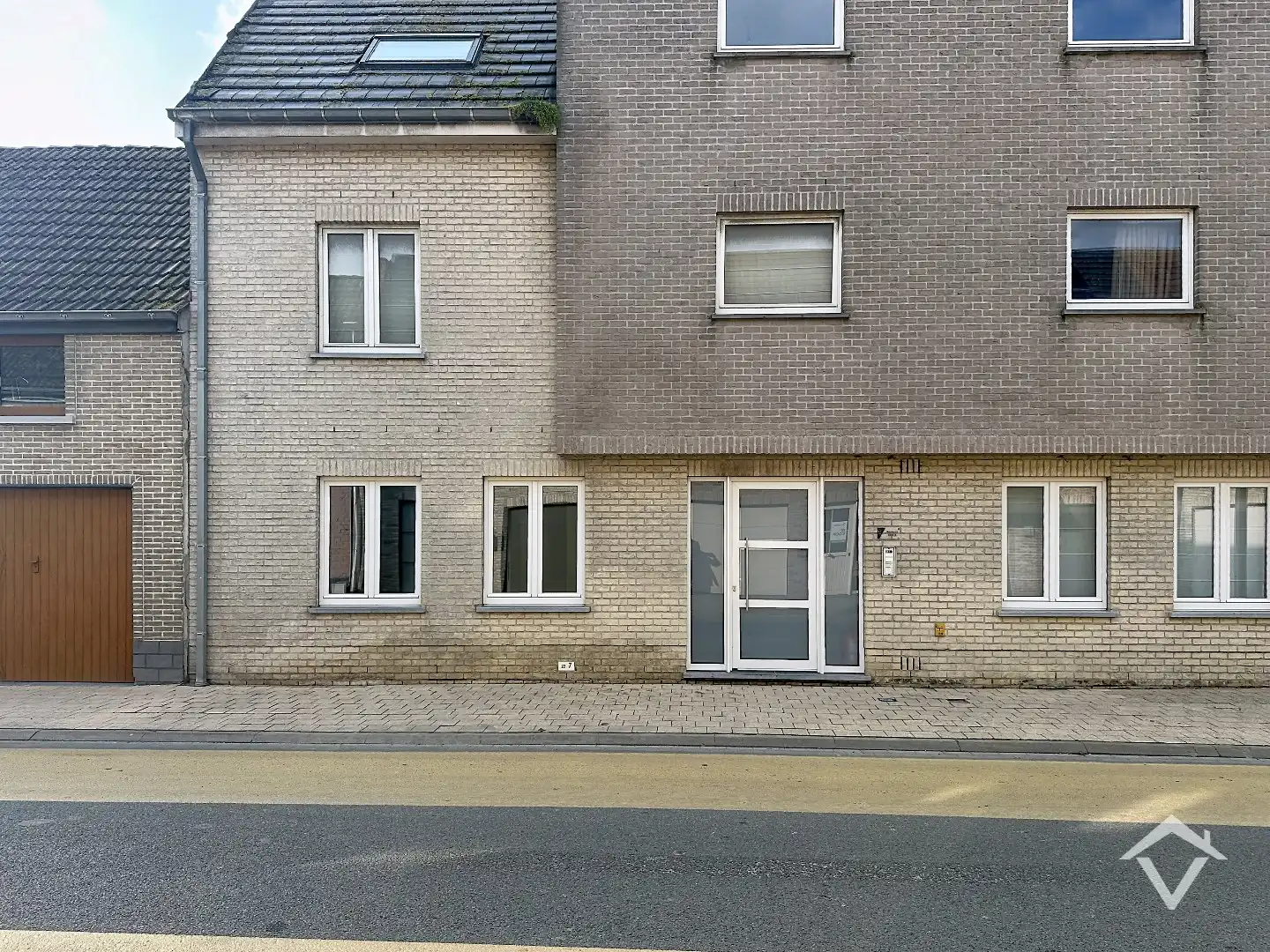 Instapklaar gelijkvloers appartement met staanplaats te Gistel foto {{pictureIndex}}