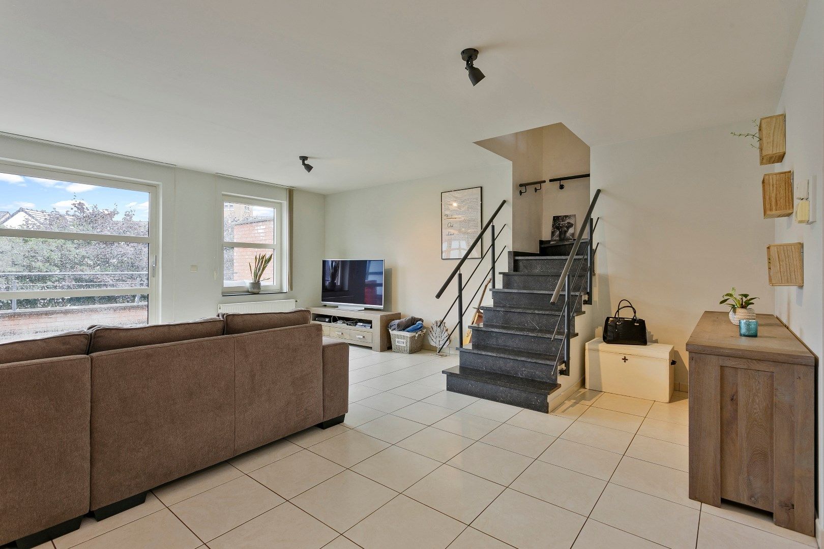 Comfortabel appartement voorzien van 3 slaapkamers, een fraai terras en een autostandplaats gelegen in het centrum van Kinrooi!  foto 7
