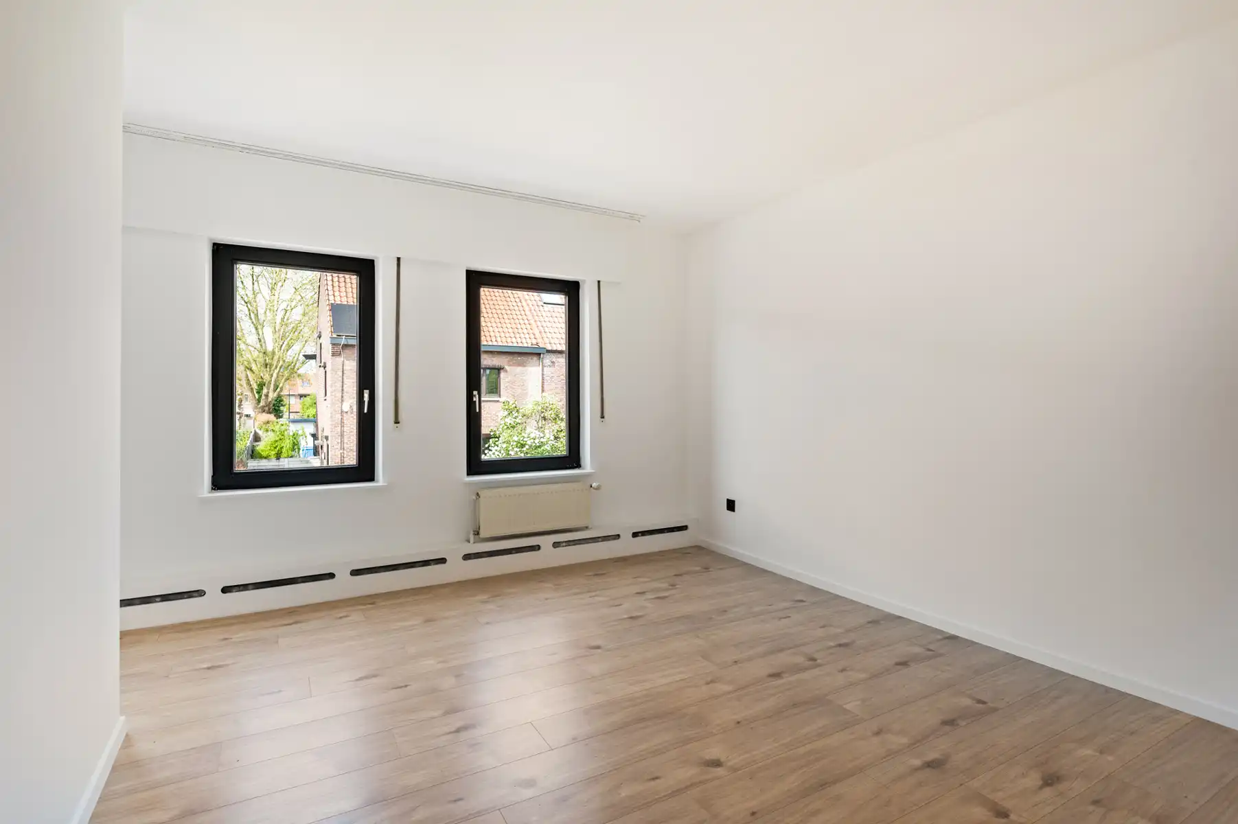 Instapklare gezinswoning met 4 slaapkamers, tuin en garage foto 17