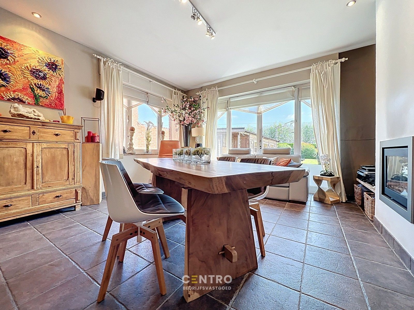 Woning met commerciële ruimte (eenvoudig om te vormen naar ruime leefruimte), 240m² bewoonbaar, extra tuinbergingen en DUBBELE garage te Torhout. foto 14