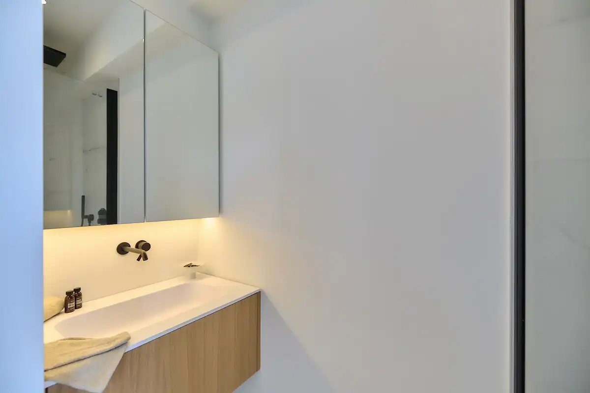 Gerenoveerd appartement met 4 slpks. en zijdelings zeezicht foto 10