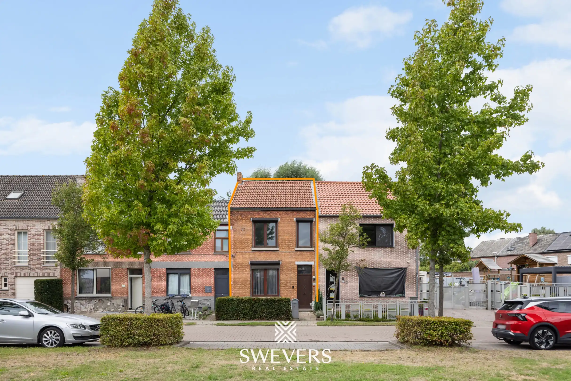 Hoofdfoto van de publicatie: Renovatieproject met veel potentieel: karaktervolle rijwoning met tuin in de Banneuxwijk