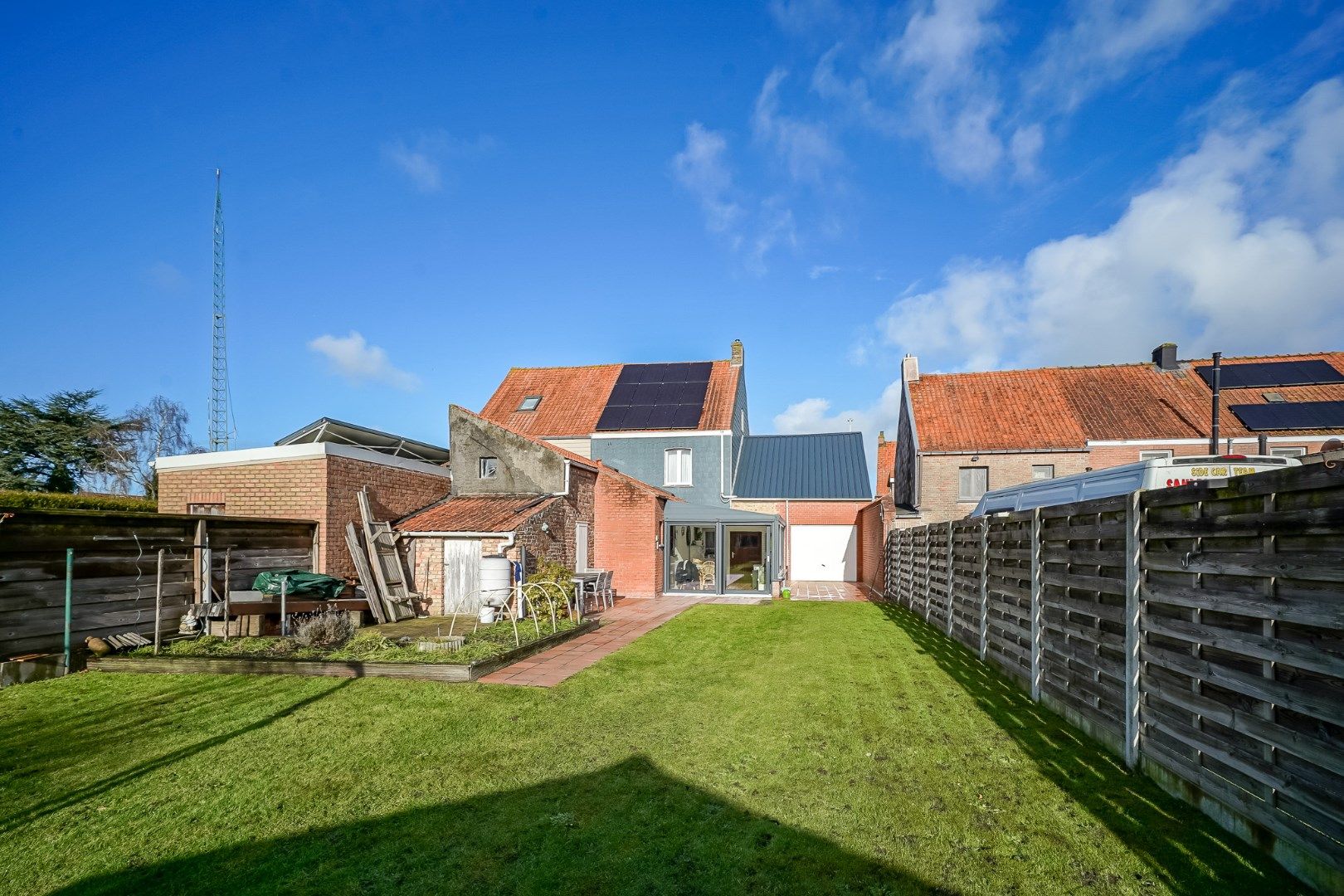 Hoofdfoto van de publicatie: TE KOOP  instapklare woning met grote zonnige tuin en garage/loods.