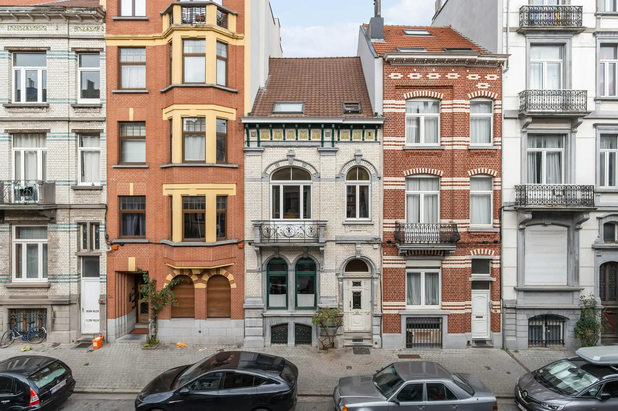 Prachtig en historisch herenhuis met uniek stadszwembad te koop in Molenbeek foto {{pictureIndex}}