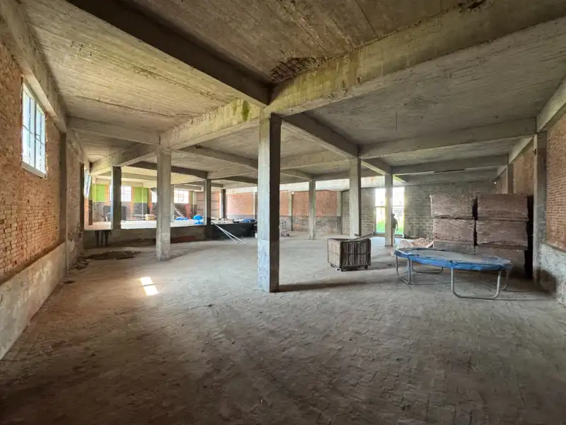 Bedrijfspand met woning foto 3