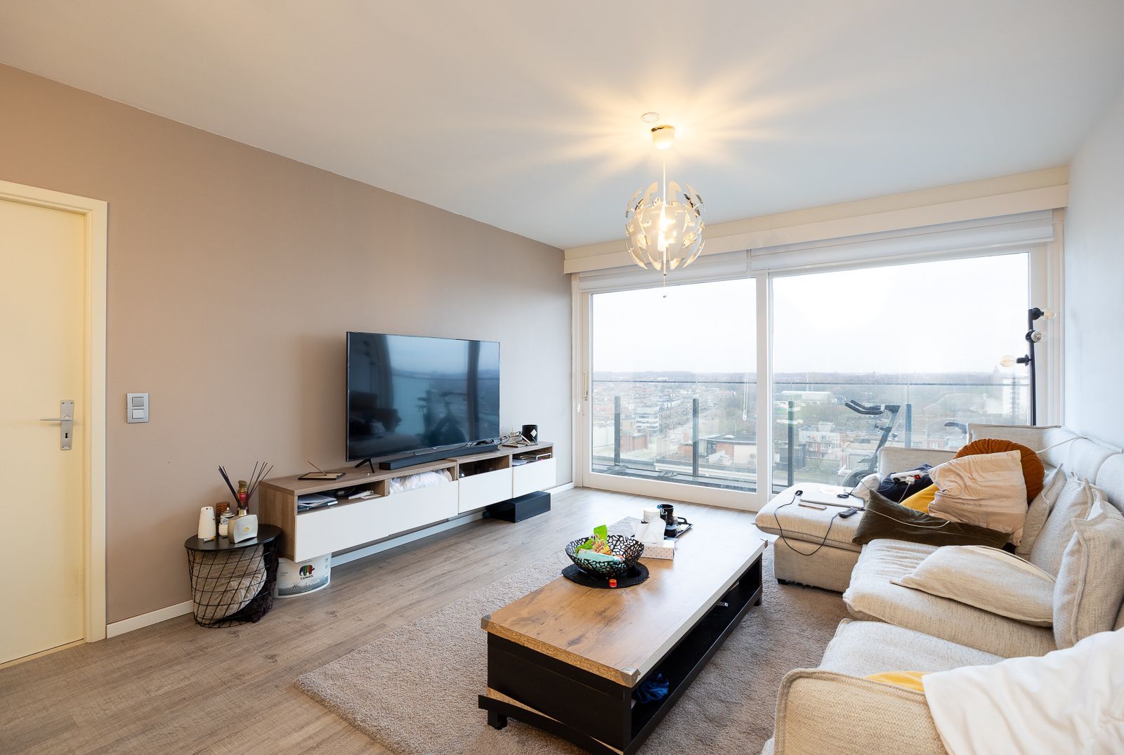 2 slaapkamer appartement op de 11e verdieping in Merksem te koop! foto {{pictureIndex}}