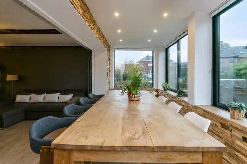 GELIJKVLOERSAPPARTEMENT MET TUIN EN GARAGE IN KONINGSLO foto 3