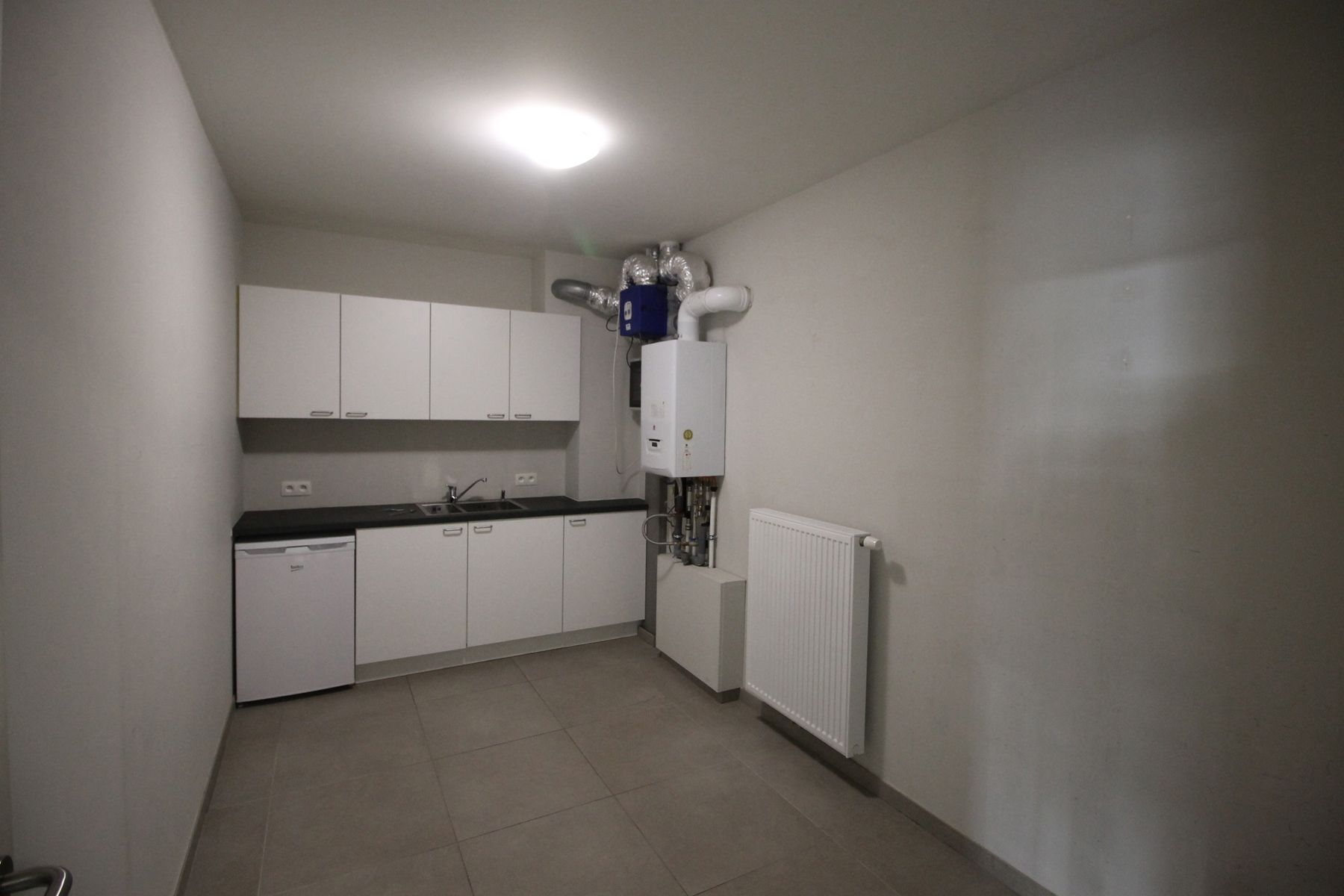 Gelijkvloers handelspand/kantoorruimte met 2 autostaanplaatsen in het centrum van Merksplas. foto 4