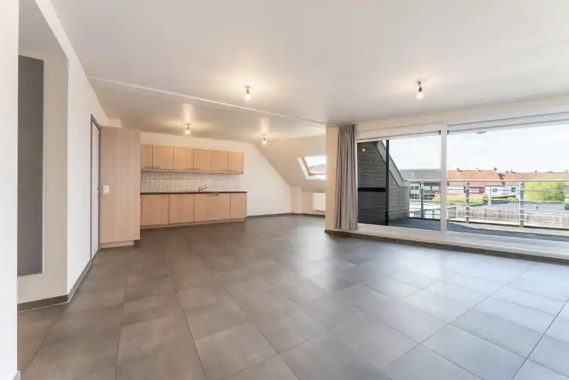 Roeselare-stadskern. Recent en prachtig tweeslaapkamerappartement gelegen op de 2de verdieping. Kleine residentie. Op wandelafstand van alles. Unieke vergezichten ! foto 2