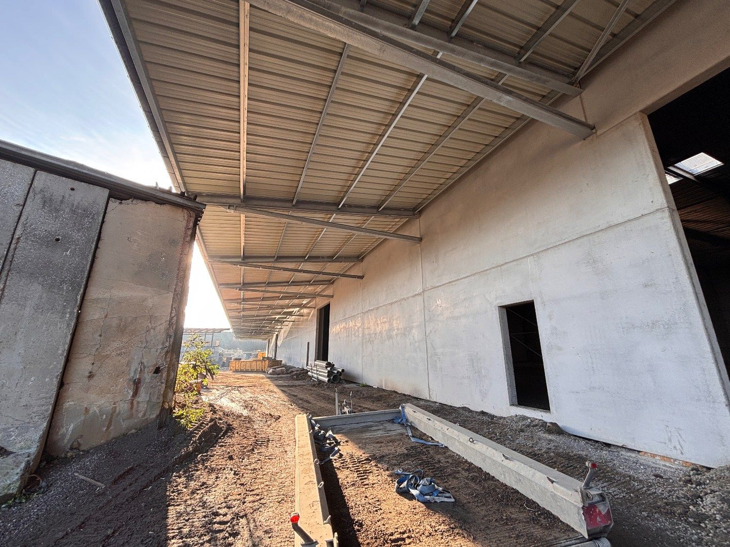 Logistieke bedrijfshal - 6834 m² & 350m² kantoren - met mogelijkheid tot 1200 m² extra kantoren. Superligging! foto 5