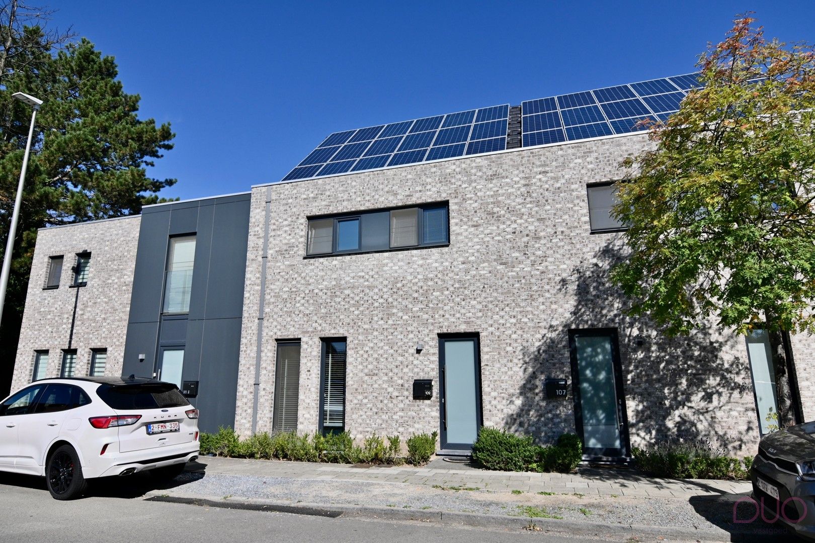 Moderne instapklare gezinswoning van 2021 met 4 slaapkamers in Sint-Truiden foto {{pictureIndex}}