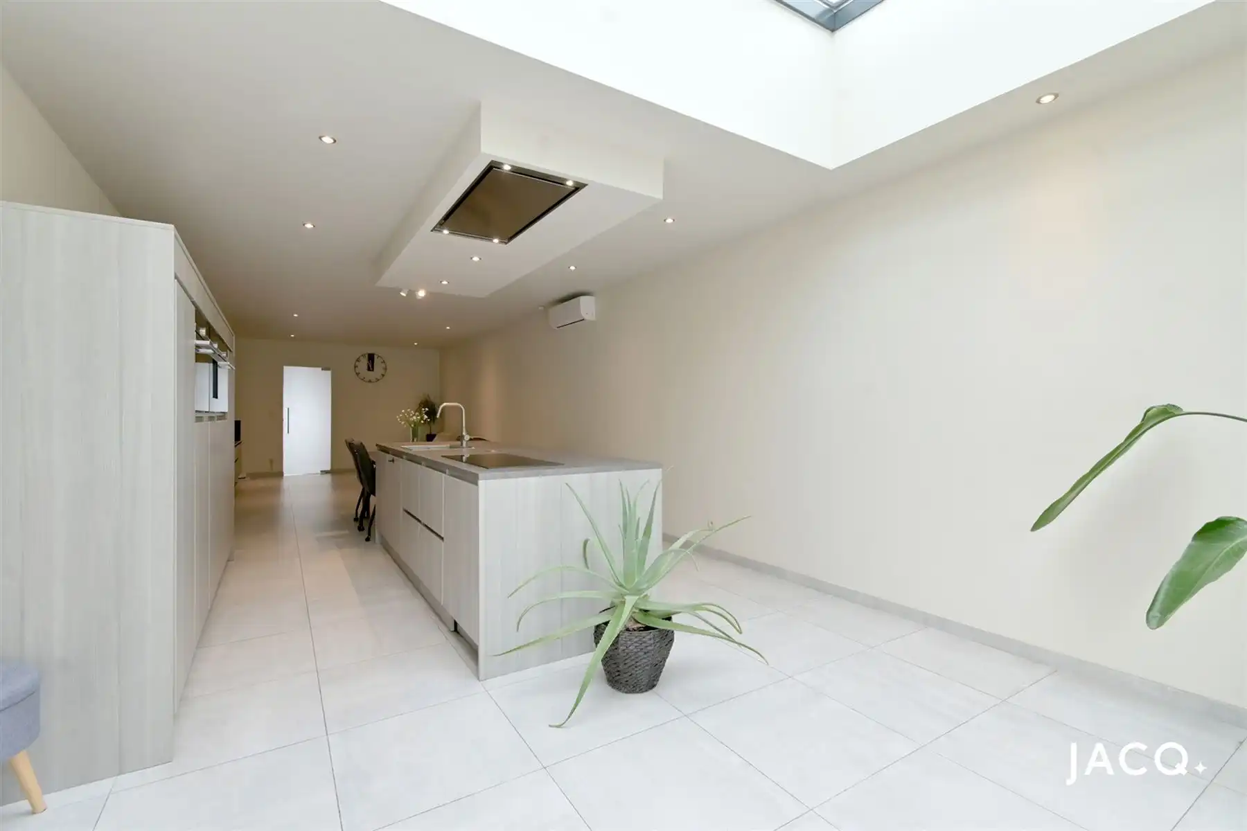Gerenoveerde woning met 2slpk's, ruim terras en garage! foto 2