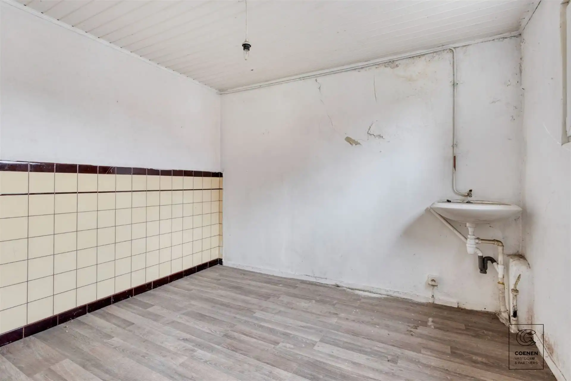 Te renoveren app. met handelsruimte op een gunstige locatie! foto 9