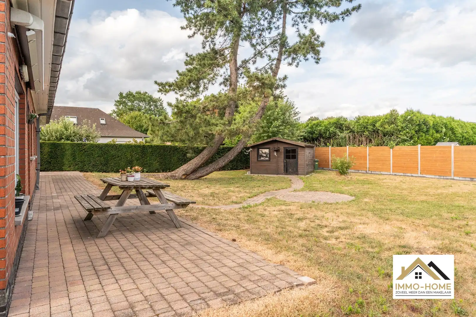 Vrijstaande bungalow met een ruime grond op een topligging!  foto 4
