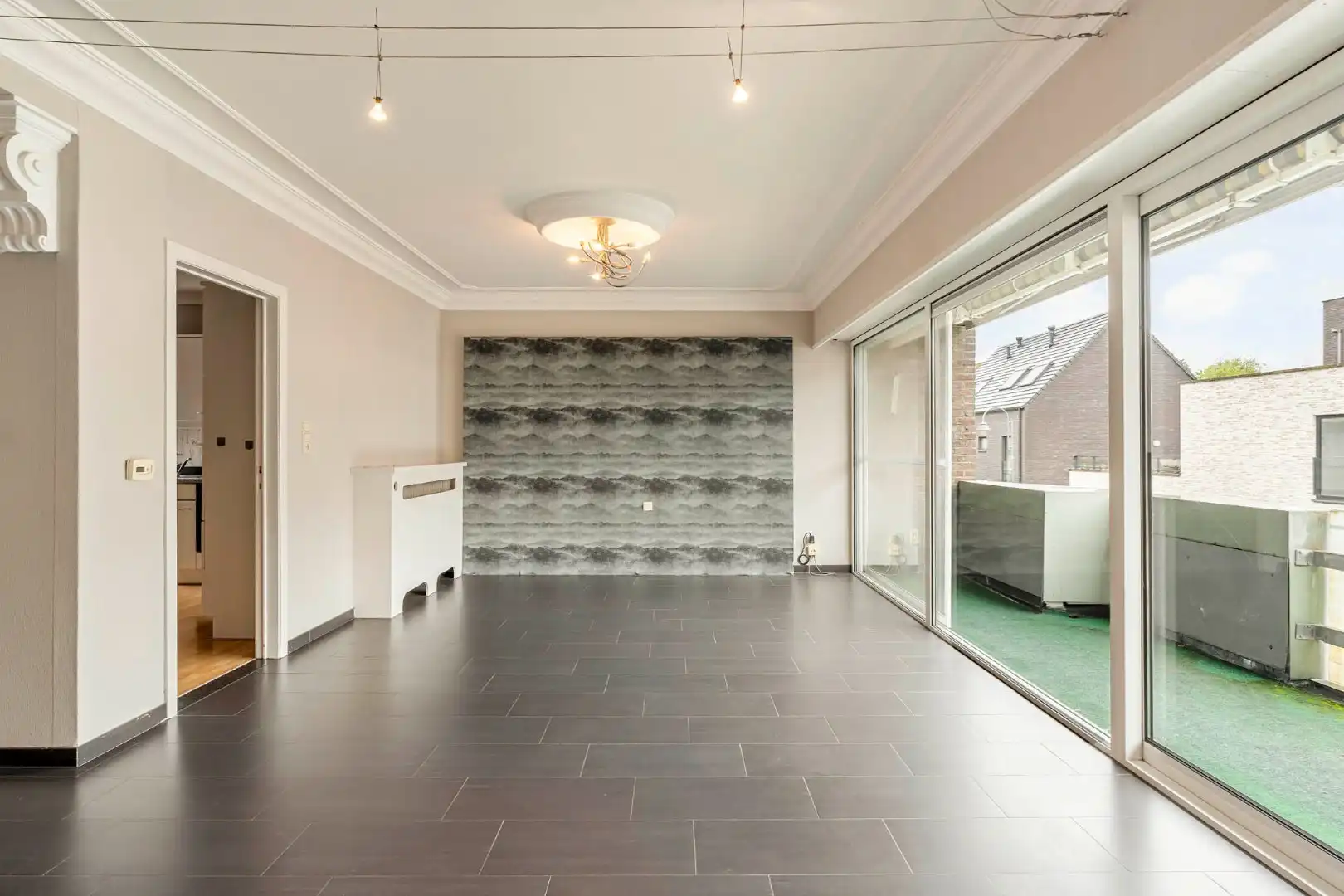 Comfortabel, zeer ruim appartement met 4 slaapkamers, terras en garage in het centrum van Neeroeteren!  foto 11