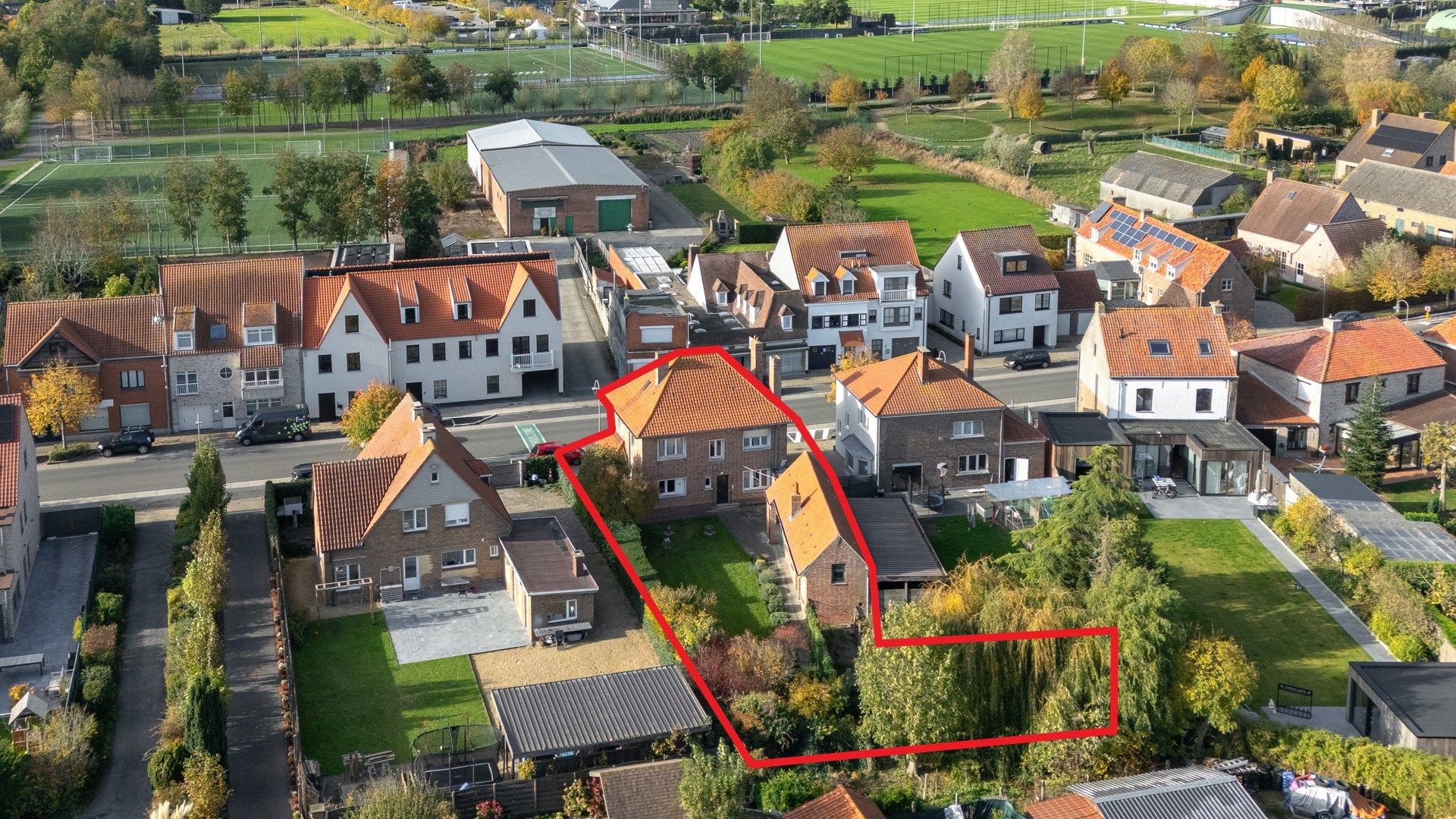 Klassieke villa met bijgebouwen, garage en prachtige tuin foto 28