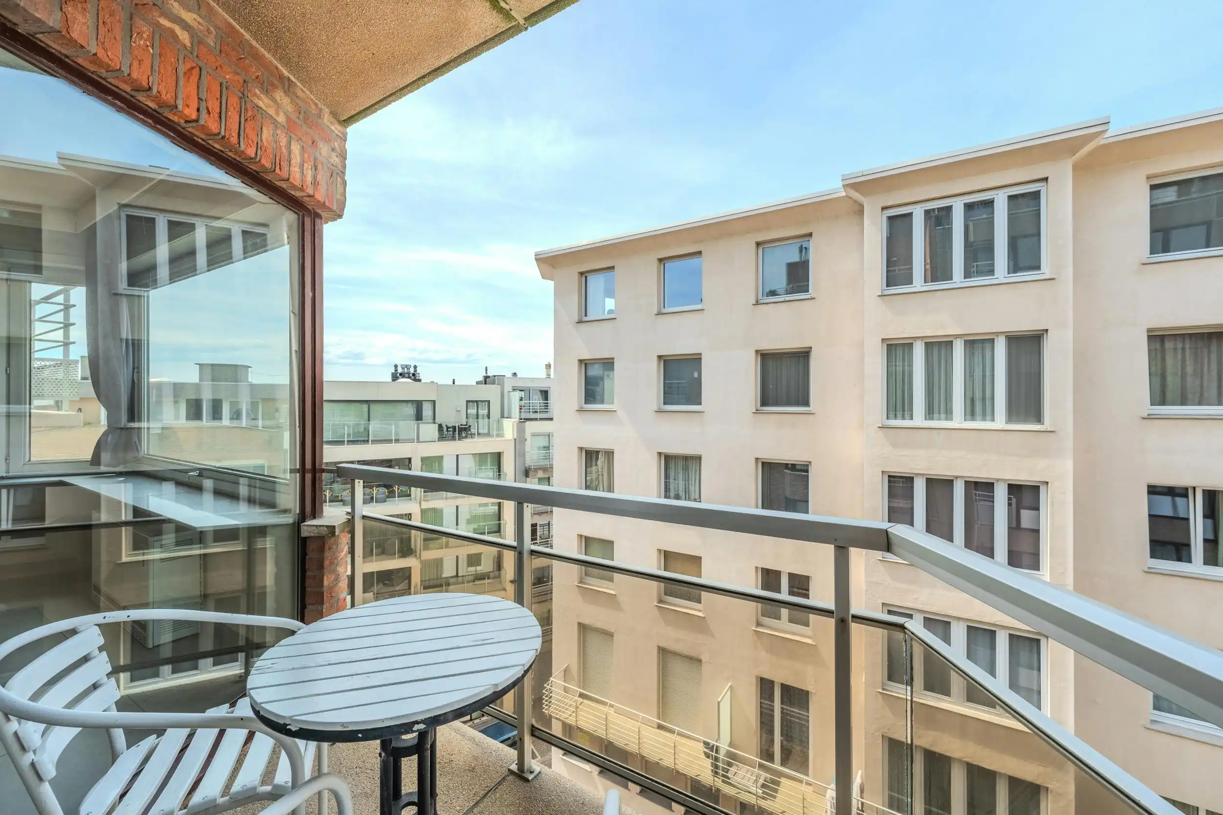 Instapklaar 2 slaapkamer appartement met zijdelings zeezicht foto 2