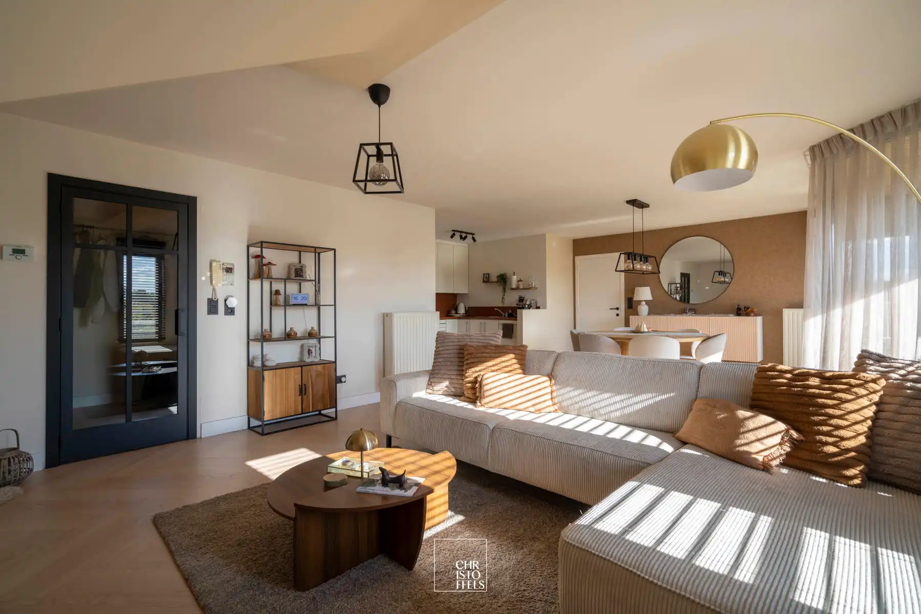 Stijlvol gerenoveerd 2-slaapkamerappartement (101m²) met garagebox in Lanaken!  foto 3