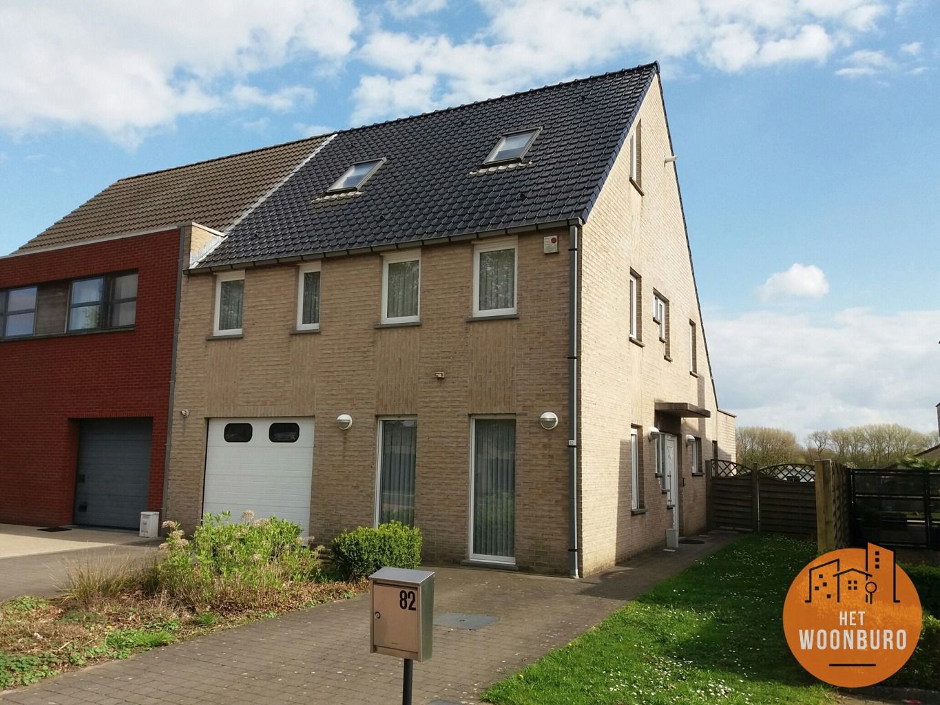 Ruime woning met garage en tuin foto {{pictureIndex}}