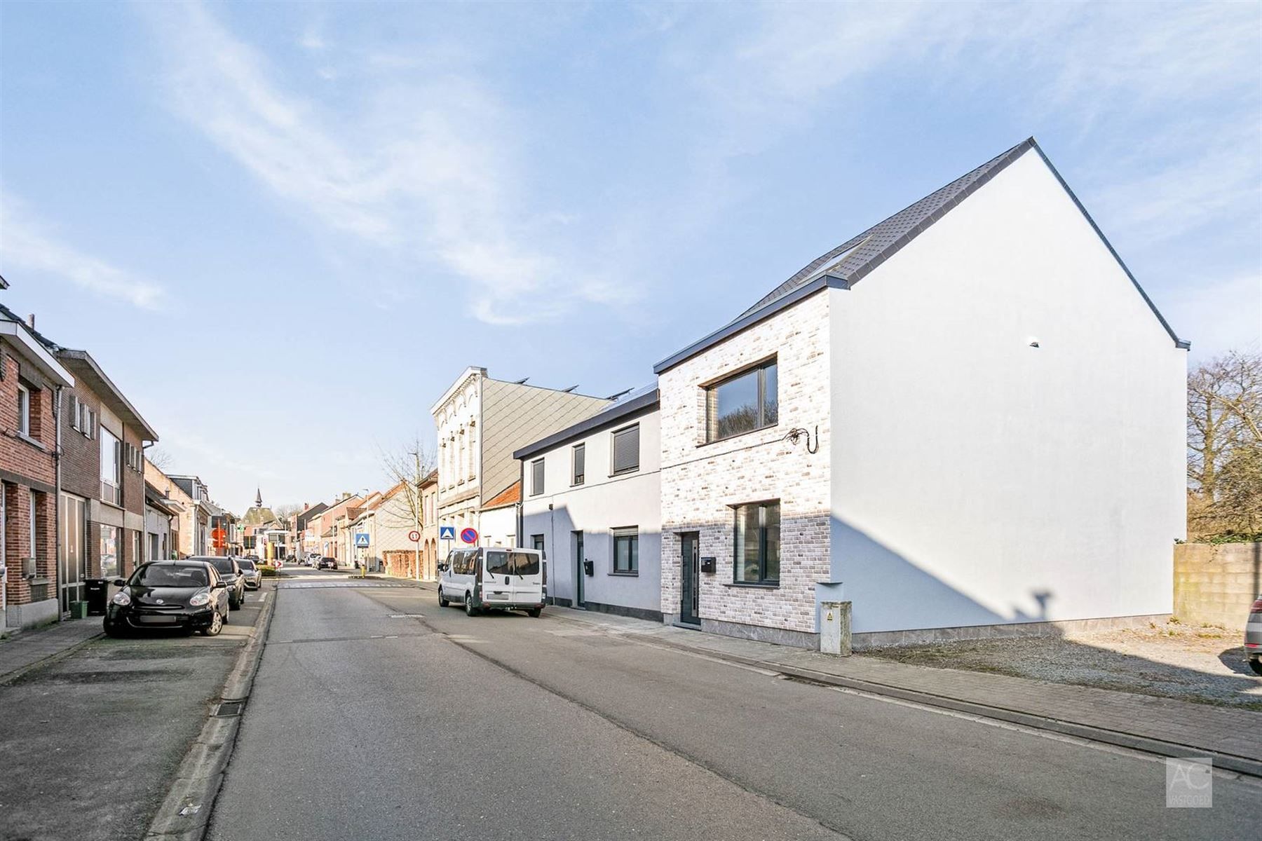 Gerenoveerde halfopen bebouwing met 4 slaapkamers foto 26