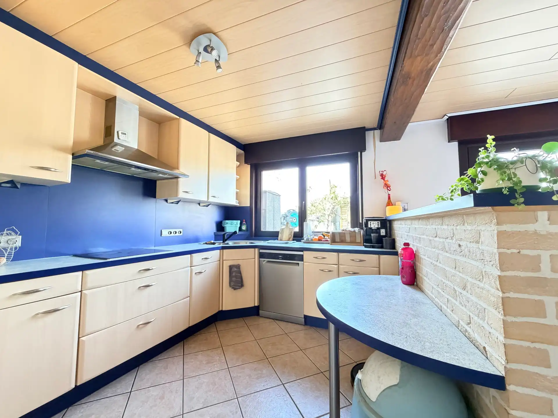 Zeer ruime instapklare woning 3 slaapkamers, zolder, bureau, garage en zonnige tuin. Adinkerke. foto 5