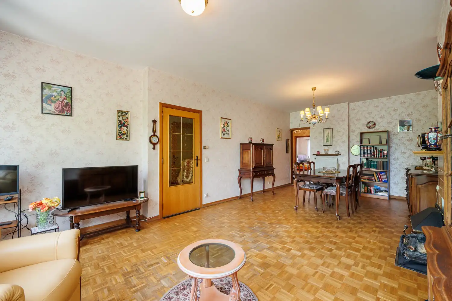 Ruim en lichtrijk 2-slpk appartement met terras en kelderberging in Borgerhout! foto 9