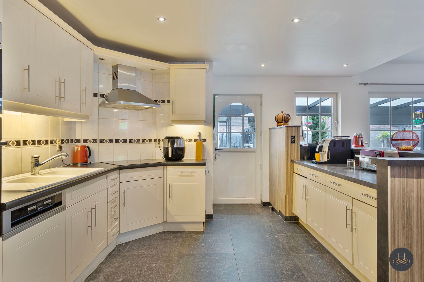Gerenoveerde woning met grote garage/opslagplaats van +- 90 m2 foto 18