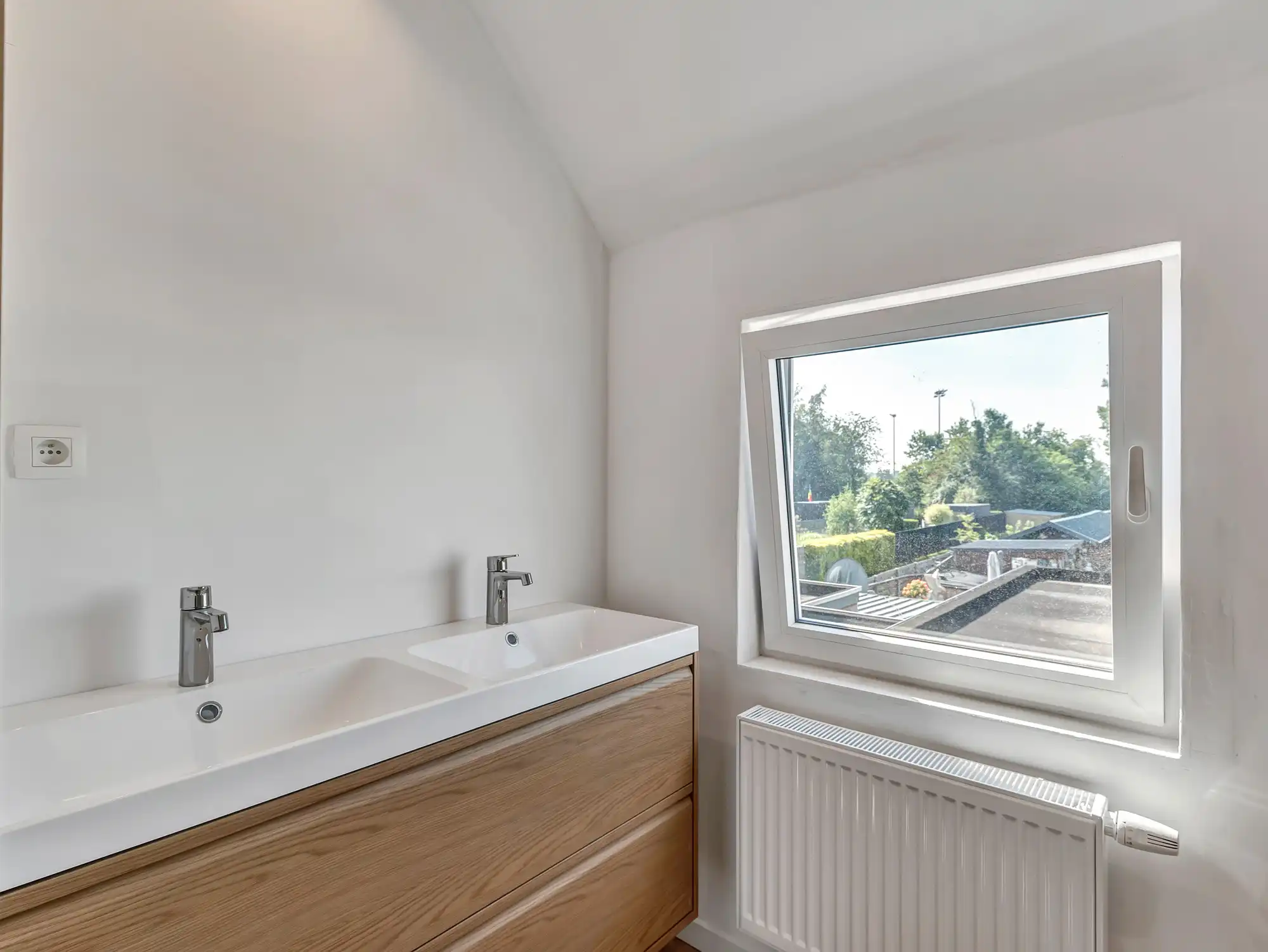 Gerenoveerde woning met ruime tuin en privéparking foto 7