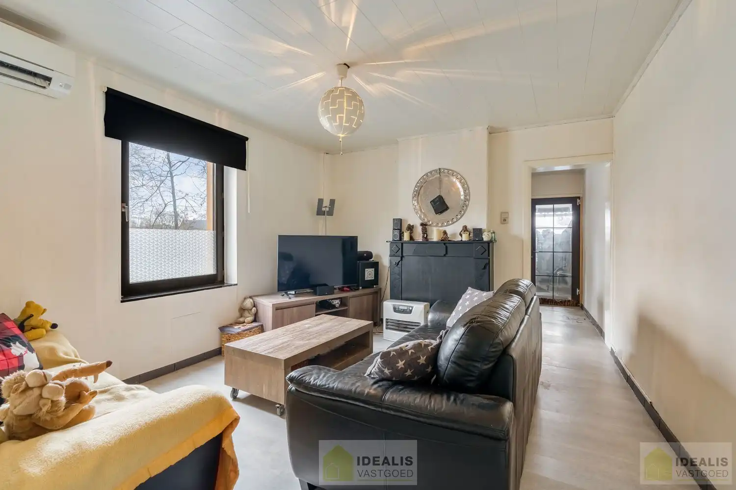 IDEALIS VASTGOED – CHARMANTE EENGEZINSWONING TE WIJCHMAAL, PEER! Deze woning omvat ca. 102m² bewoonbare oppervlakte op een perceel van 2a24ca met op het gelijkvloers inkomhal, bureau, woonkamer, keuken, toilet en berging. Op de verdieping 2 slaapkamers, dressing (mogelijkheid tot 3de slaapkamer in dressing) en badkamer. Uiterst geschikt voor kandidaten op zoek naar een betaalbare woning. foto 4