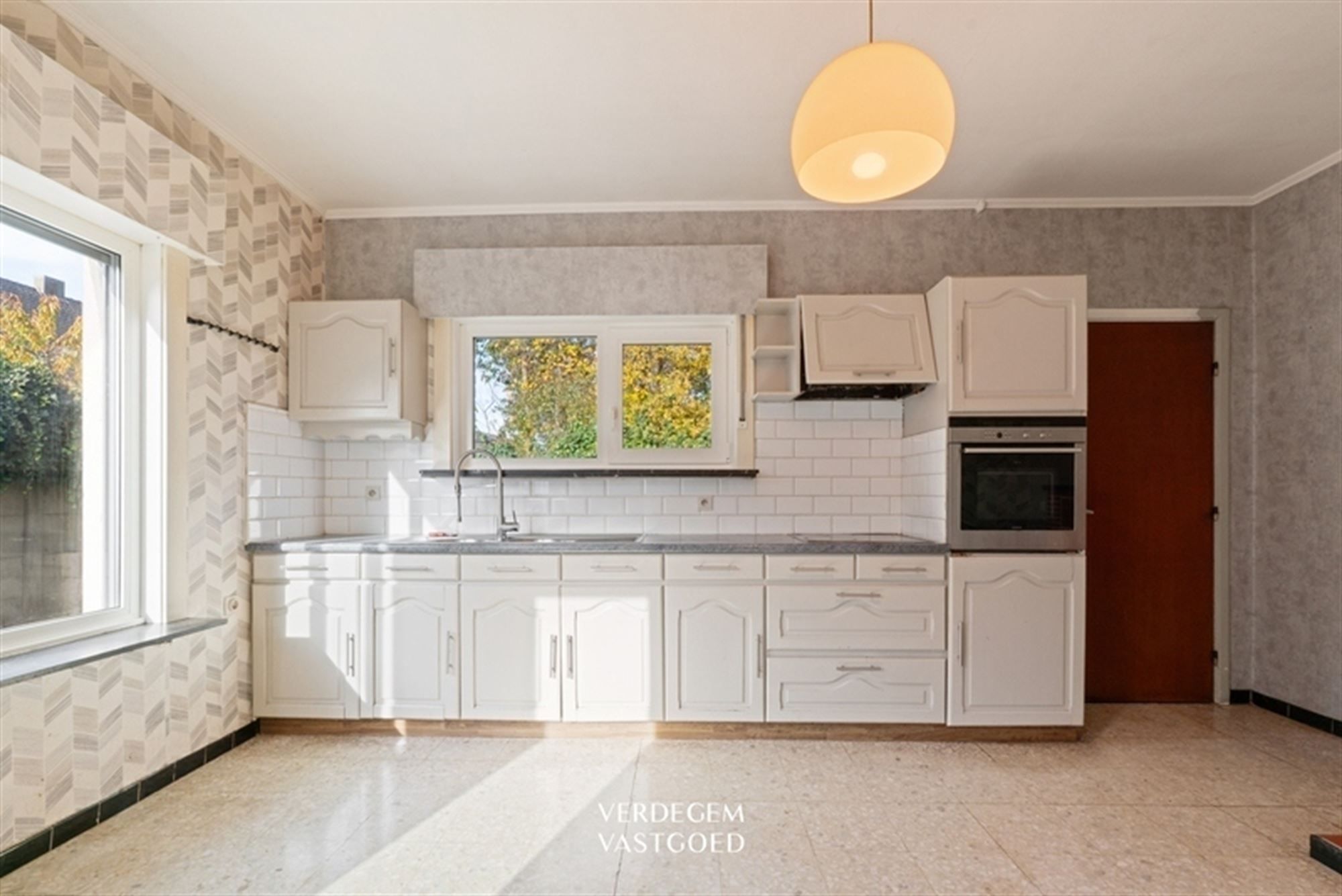 Ruime, op te knappen, woning met 3  slaapkamers, tuin en garage foto 10