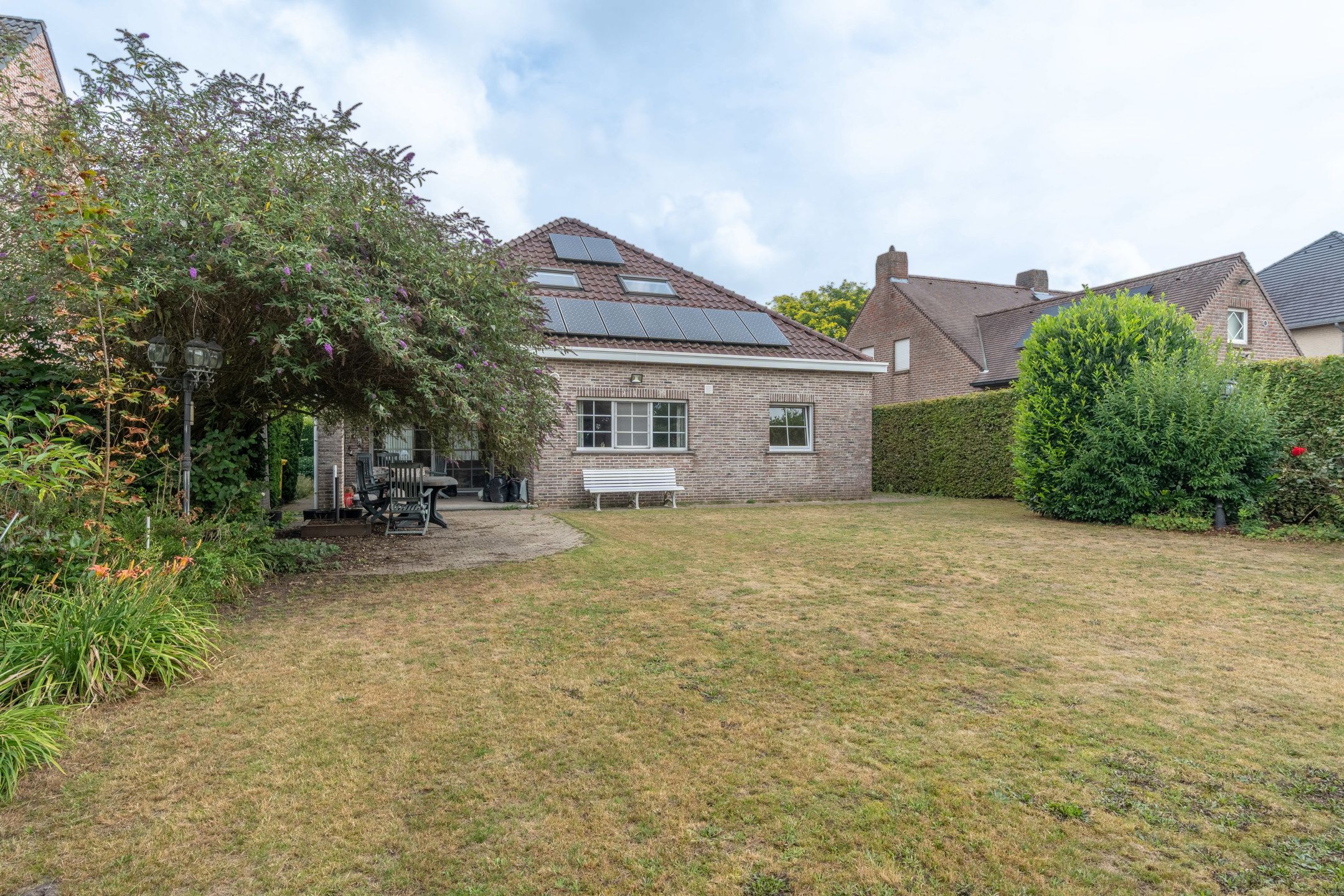 Ruime woning met 4 slpks op mooi zuidperceel van 1.041 m²  foto 44