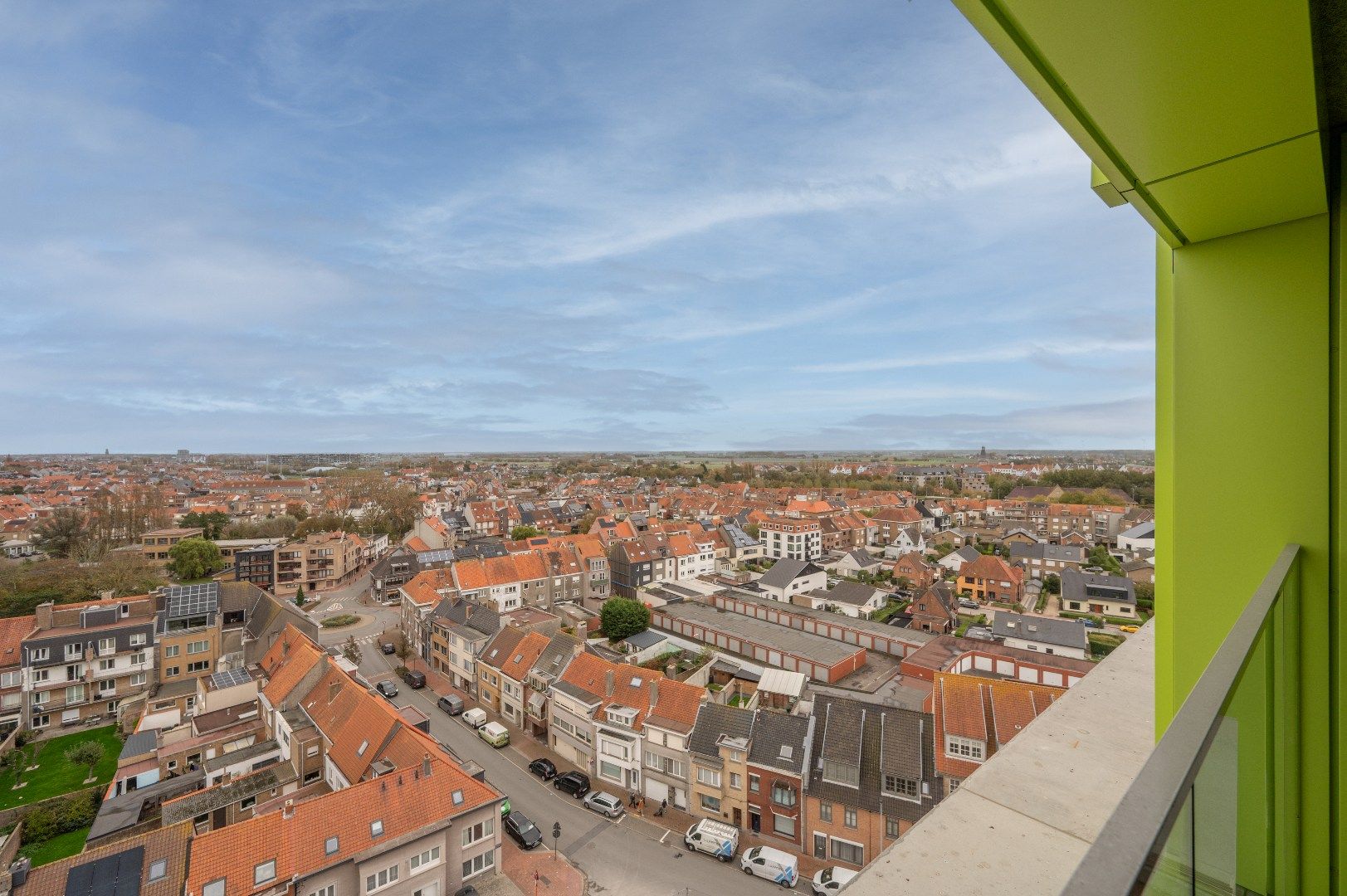 HOOST is een iconische toren met een expressief gevelontwerp op enkele honderden meters van de zee foto 5