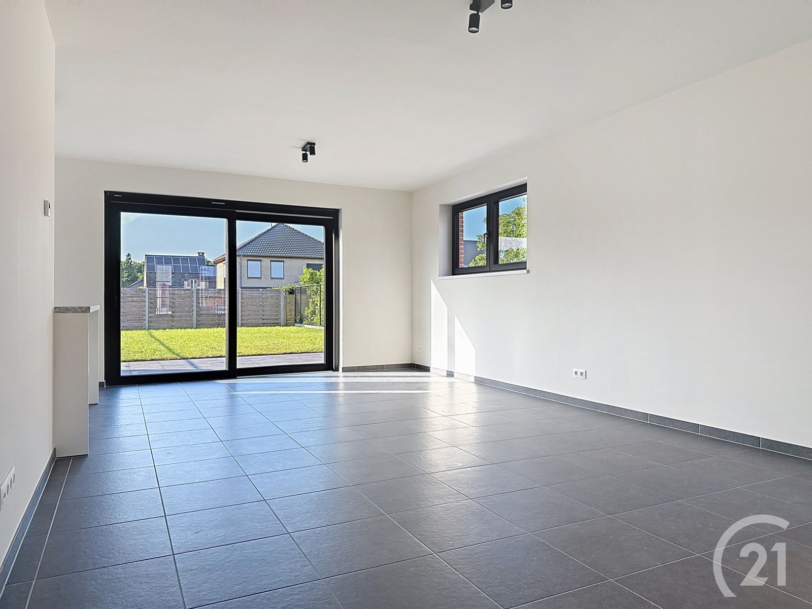 Nieuwbouwwoning te huur in een doodlopende straat !!! foto 2