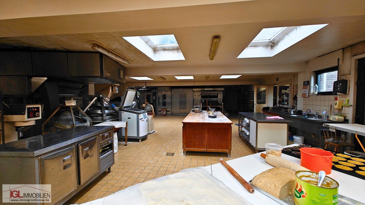 Handelspand op topliging met optimale zichtbaarheid langsheen Bergensesteenweg met veel parking en twee woongelegenheden! foto 7