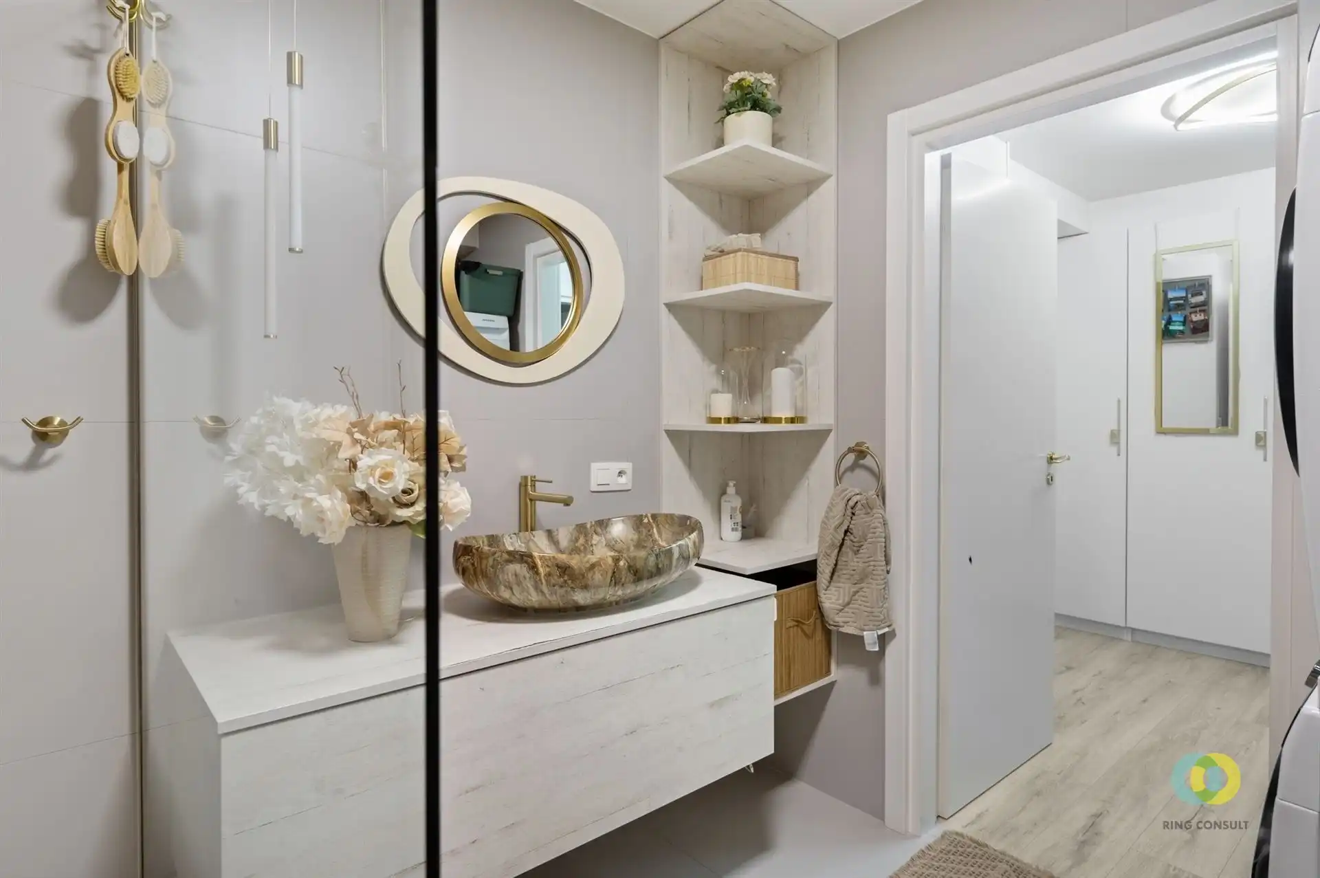 Mooi gerenoveerd appartement met één slaapkamer en bureau foto 6