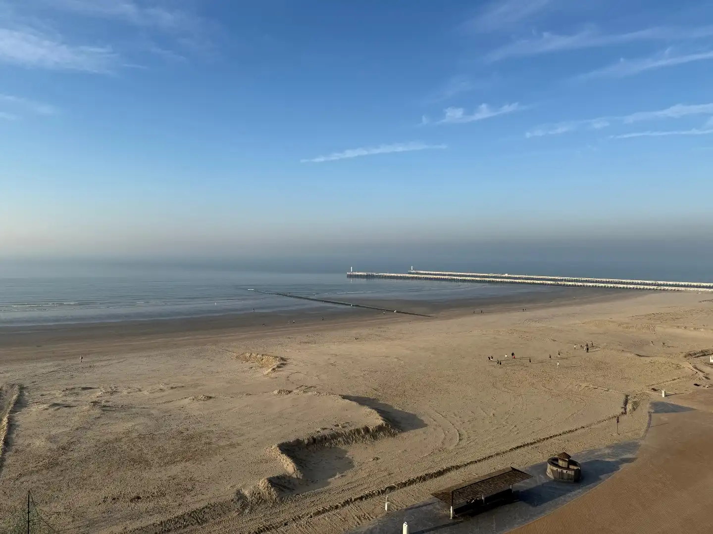 Twee slaapkamer appartement (gerenoveerd 2025) met frontaal zeezicht foto {{pictureIndex}}