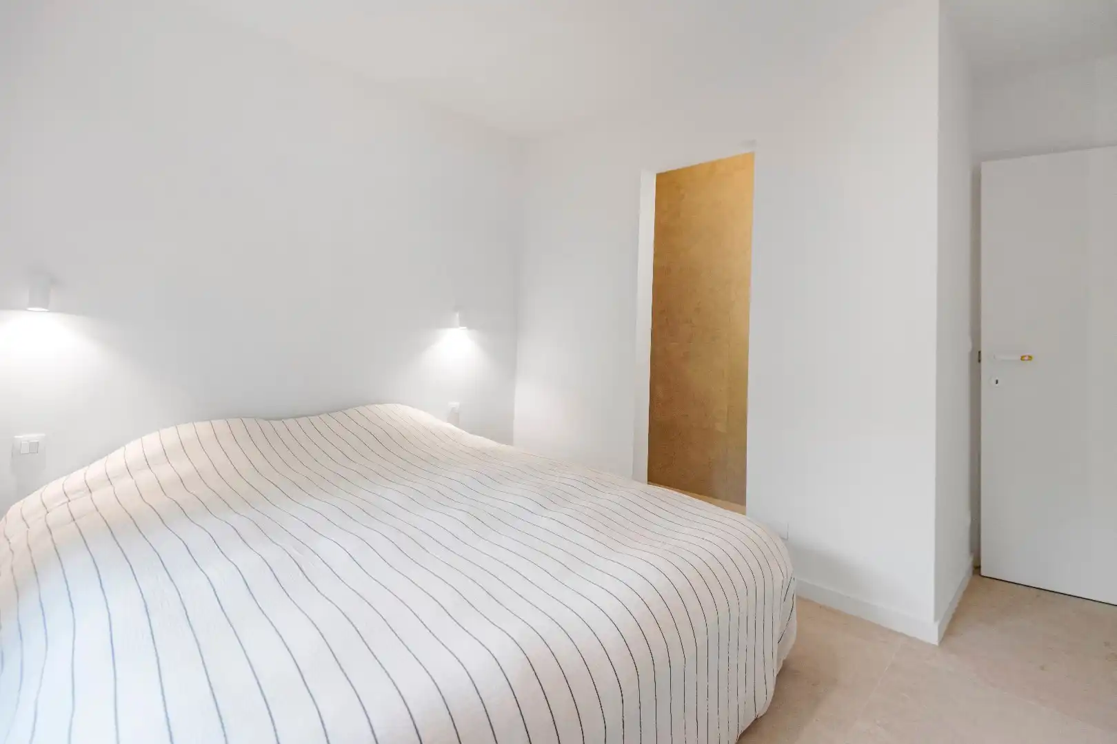 Prachtig gerenoveerd hoekappartement met zuidelijke oriëntatie, te midden van een groene omgeving aan het yzerpark. Parking te koop foto 17