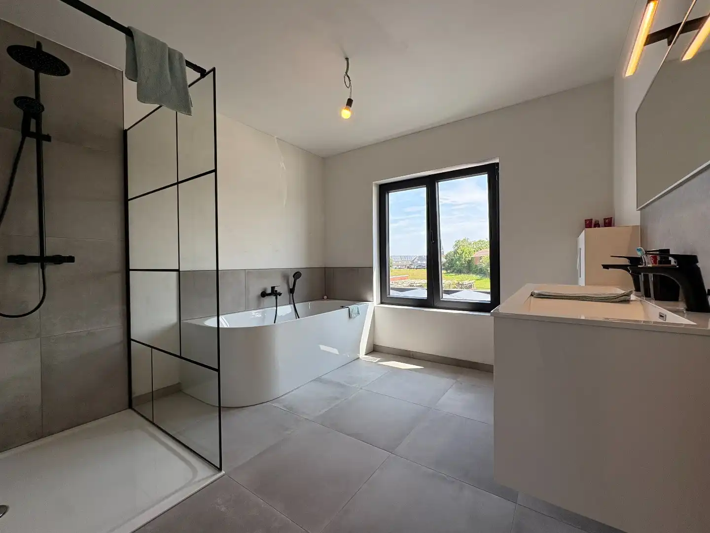 Instapklare woning te Kuurne met 3 slaapkamers, zijweg, oprit en zoveel meer! foto 14