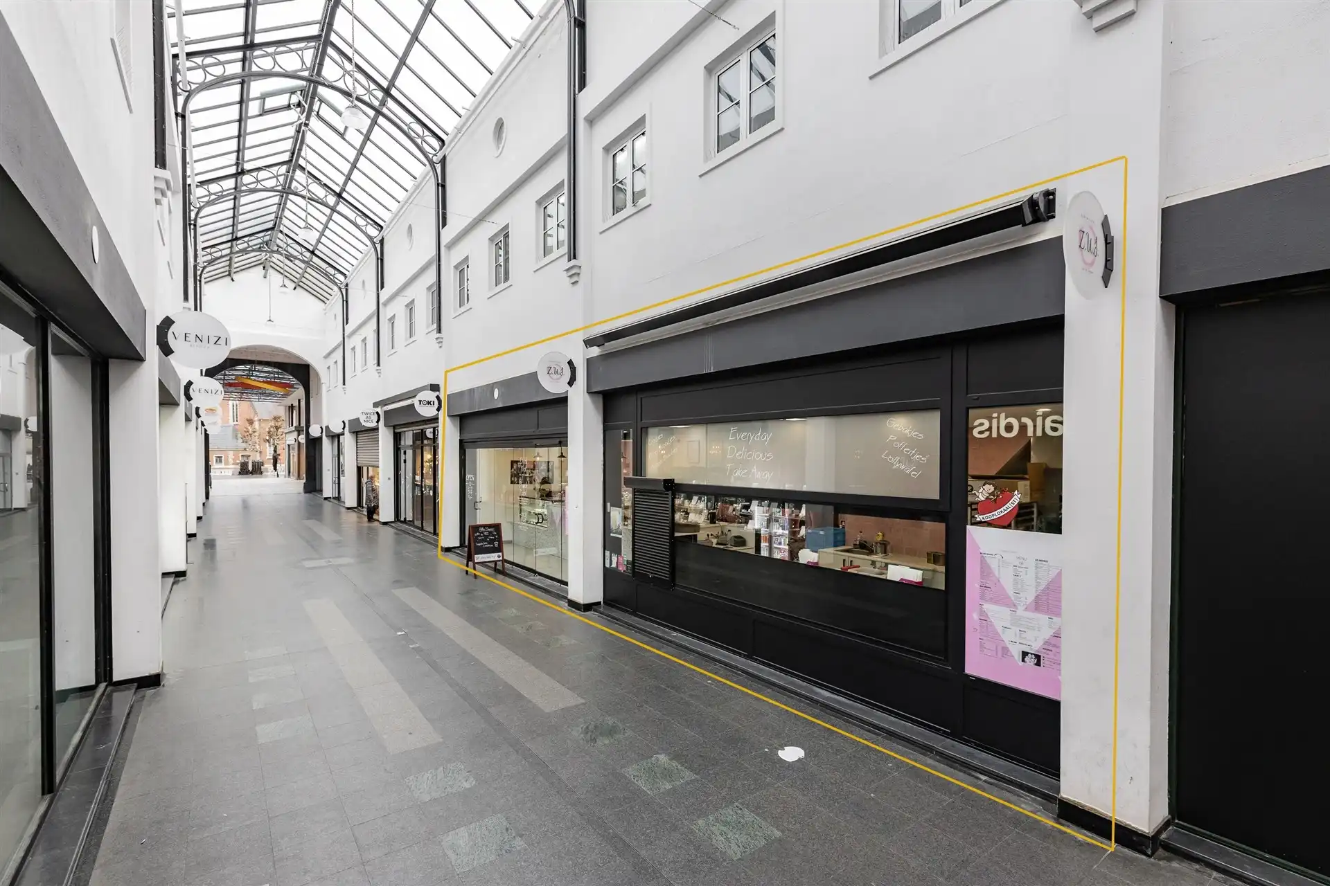 Overname: succesvolle broodjeszaak met topligging in het centrum foto {{pictureIndex}}