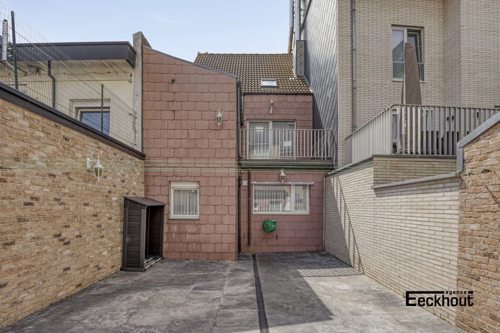 Ruime rijwoning met garage en zonnige koer op een boogscheut van het strand foto 22