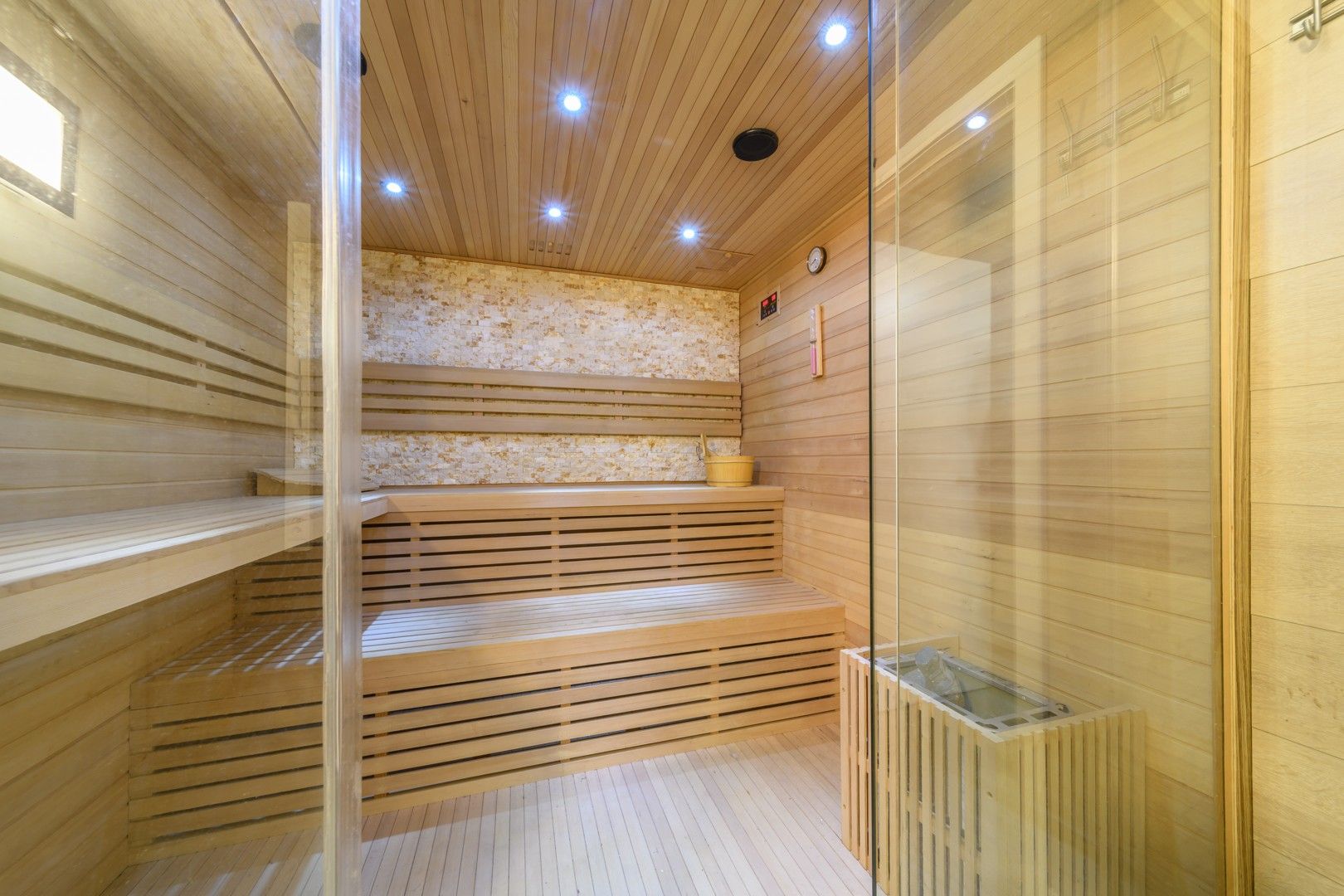 Zeer ruime, moderne en luxueuze villa foto 30