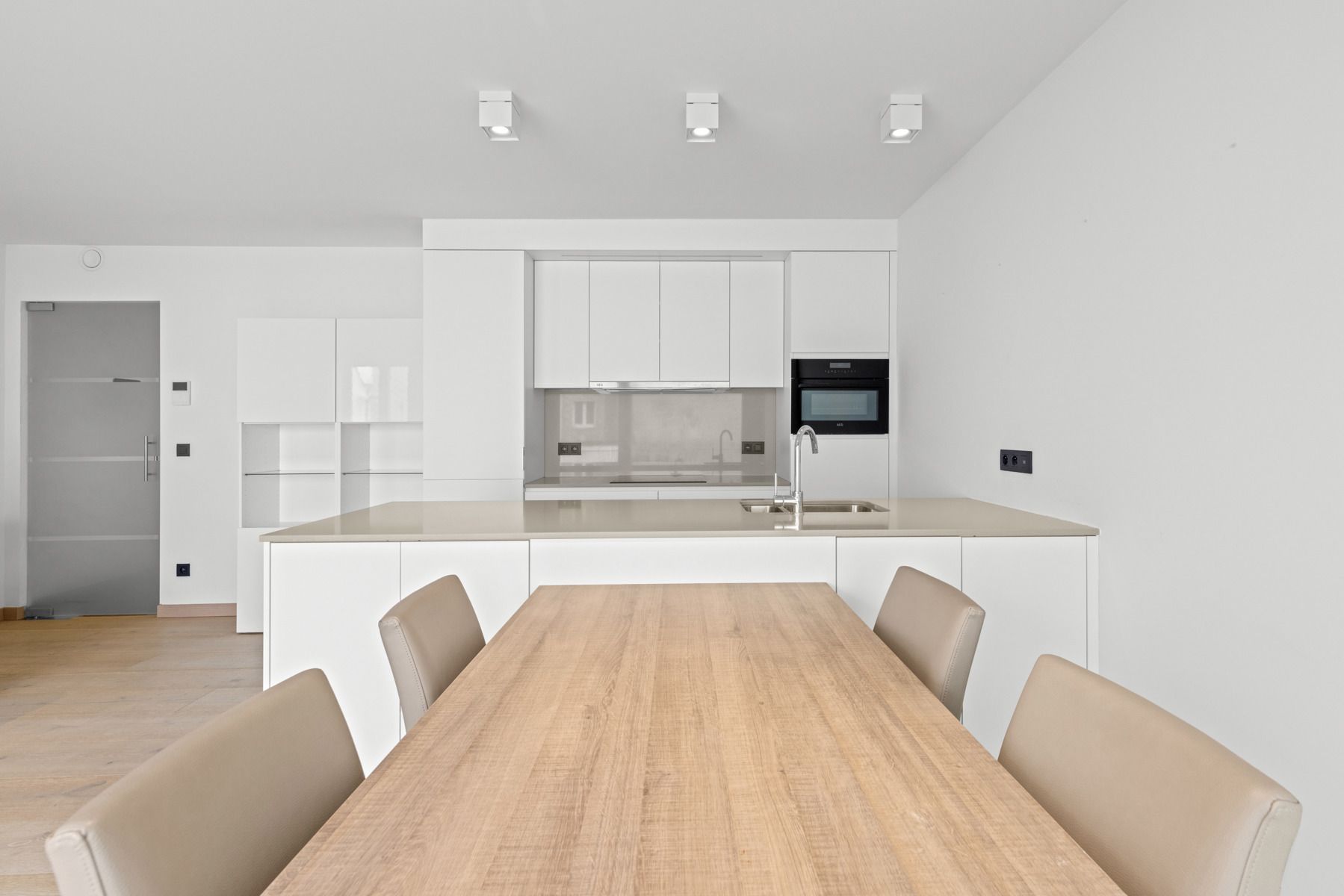 Bemeubeld 2 slaapkamer appartement in hartje van Bredene!  foto 3