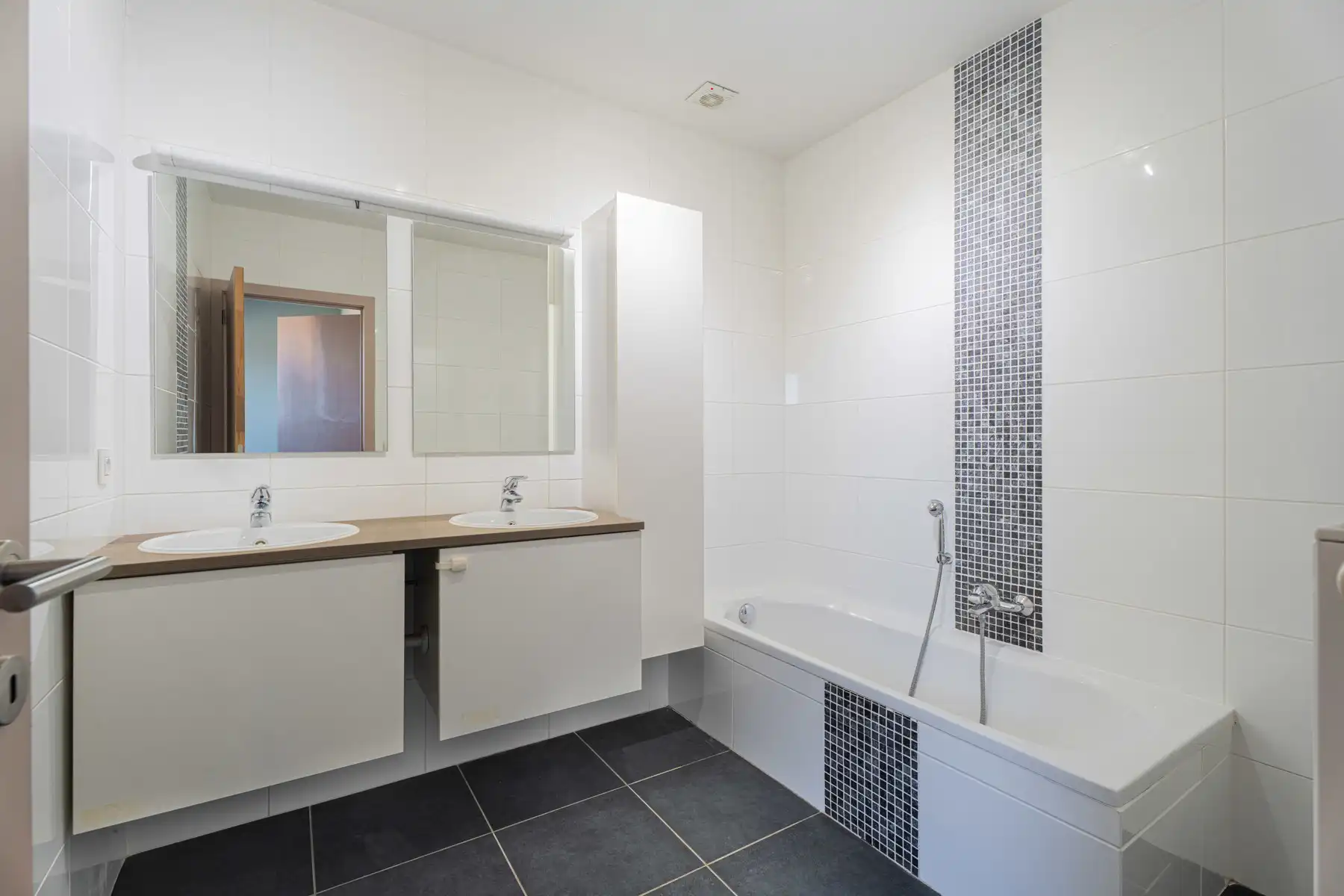 Ruim instapklaar duplex appartement te Sint-Pieters-Leeuw foto 12