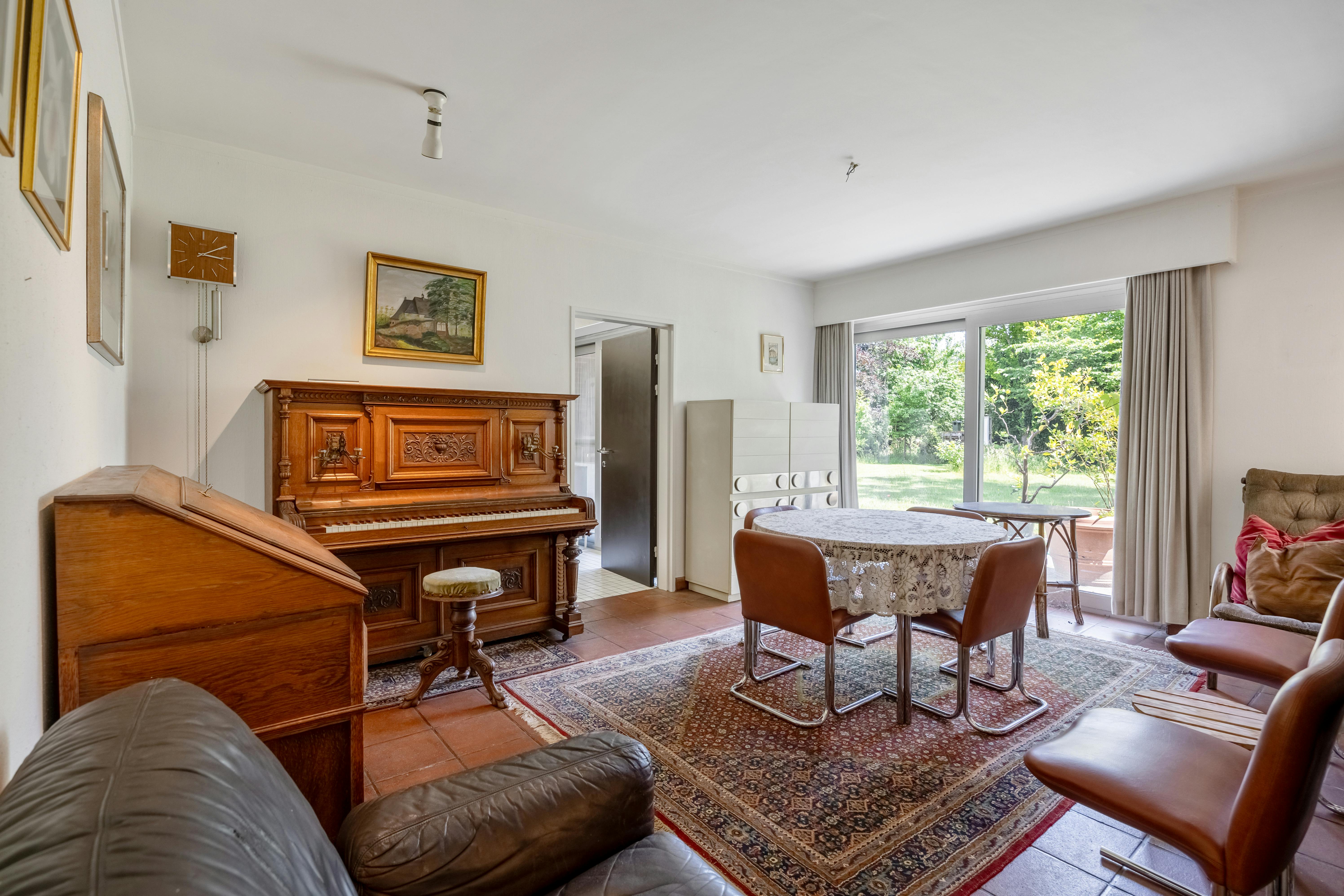 Te renoveren ruime gezinswoning met 5 slaapkamers te Hasselt foto 6