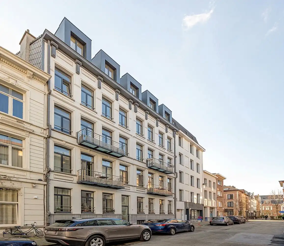 Ruim en energiezuinig appartement (139m²/ EPC B!) met terras in het modehart van Antwerpen aan de Nationalestraat foto {{pictureIndex}}