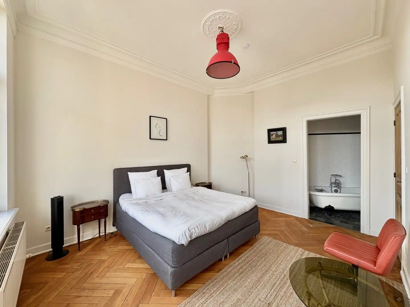 Stijlvol GEMEUBELD 2-slpk app op wandelafstand van Centraal Station foto 8